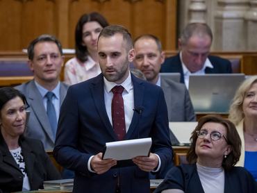 Budapest, 2026. július 14.Császár Martin, a Tisza Párt képviselõje felszólal a Nemzeti Vagyonvisszaszerzési és Vagyonvédelmi Hivatalról szóló törvényjavaslat általános vitáján az Országgyûlés rendkívüli ülésén 2026. július 14-én.MTI/Hegedüs Róbert