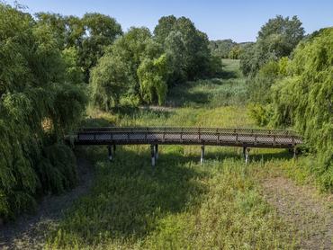Debrecen, 2025. június 30.A drónnal készült képen a kiszáradt Vekeri-tó Debrecen közelében 2025. június 30-án. A HungaroMet Zrt. agrometeorológiai elemzése szerint rendkívüli szárazság tombol az országban. A talaj felsõ egyméteres rétege az ország túlnyomó részén kritikusan száraz, a nedvességtartalom a felszín közelében a 20 százalékot sem éri el a növények számára hasznosítható víztartalom arányában. A felsõ egyméteres rétegbõl 100-140 milliméter nedvesség hiányzik.MTI/Czeglédi Zsolt