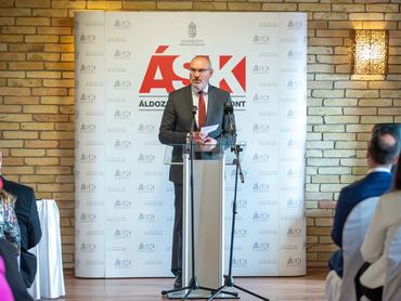 Baja, 2026. március 26.Zsigó Róbert, a Kulturális és Innovációs Minisztérium parlamenti államtitkára, a Fidesz országgyûlési képviselõje, képviselõjelöltje beszédet mond az új áldozatsegítõ pont átadásán Baján 2026. március 26-án.MTI/Kacsúr Tamás