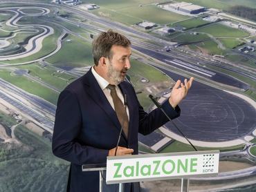 Zalaegerszeg, 2025. október 14.Palkovics László, a ZalaZONE Alapítvány kuratóriumi elnöke beszédet mond a ZalaZONE Alapítvány ünnepélyes alakuló ülését követõ sajtótájékoztatón a ZalaZone jármûipari tesztpálya konferenciaközpontjában, Zalaegerszegen 2025. október 14-én. Jogilag, szakmailag és fizikailag is önálló entitásként megalakult a ZalaZONE Alapítvány a jármûipari tesztpályának és környezetének mûködtetésére, fejlesztésére.MTI/Katona Tibor
