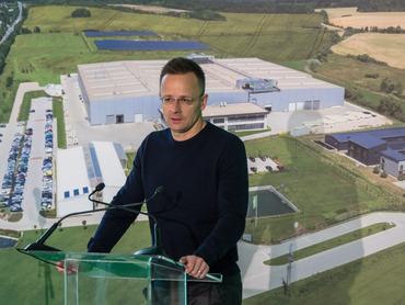 Litér, 2026. március 18.Szijjártó Péter külgazdasági és külügyminiszter beszédet mond a német TLC Sennebogen kapacitásbõvítõ beruházása bejelentésén Litéren 2026. március 18-án. A hegesztett nehézacél szerkezeti elemek gyártására specializálódott vállalat kapacitásbõvítést hajt végre kétmilliárd forint értékben, amihez a kormány 230 millió forint támogatást ad, így segítve elõ több mint ötszáz munkahely létrehozását.MTI/Katona Tibor