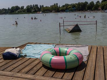 Keszthely, 2026. június 21.Fürdõzõk a Balatonban a keszthelyi strandon 2026. június 21-én. Másodfokú hõségriasztást rendelt el az országos tisztifõorvos június 20-tól a meteorológiai szolgálat elõrejelzése alapján, valamint életbe lépett a vörös kód, amely várhatóan június 23-án éjfélig fog tartani.MTI/Katona Tibor