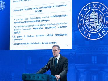 Budapest, 2026. március 24.Varga Mihály, a Magyar Nemzeti Bank (MNB) elnöke sajtótájékoztatót tart az MNB Monetáris Tanácsának kamatdöntõ ülése után az MNB Teátrumában 2026. március 24-én.MTI/Kocsis Zoltán