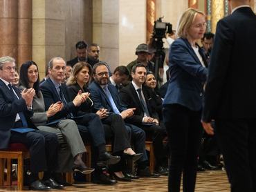 Budapest, 2026. május 4.
Az elsõ sorban balról jobbra a Tisza Párt parlamenti képviselõi, Kapitány István leendõ gazdasági és energetikai miniszter, Orbán Anita leendõ külügyminiszter, miniszterelnök-helyettes, Hegedûs Zsolt kijelölt egészségügyi miniszter, Szûcs Dóra, az Országgyûlés oktatási bizottságának leendõ elnöke, Kármán András leendõ pénzügyminiszter és Melléthei-Barna Márton kijelölt igazságügyi miniszter az április 12-i országgyûlési választáson országos listáról mandátumot szerzett képviselõk, nemzetiségi szószólók megbízóleveleinek átadásán az Országház Kupolatermében 2026. május 4-én. Az országgyûlési választás jogerõs végeredménye szerint a Tisza Párt 45, a Fidesz-KDNP pártszövetség 42, a Mi Hazánk Mozgalom pedig 6 listás mandátumot szerzett.
MTI/Kocsis Zoltán