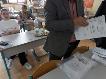 Budapest, 2026. május 5.Diákok a középszintû matematika írásbeli érettségi vizsga elõtt a budapesti Xántus János Két Tanítási Nyelvû Gimnáziumban 2026. május 5-én.MTI/Kocsis Zoltán