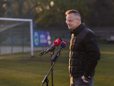 Dunakeszi, 2026. április 12.
Szijjártó Péter külgazdasági és külügyminiszter nyilatkozik, miután leadta szavazatát az országgyûlési választáson Dunakeszin, a Kinizsi Sportklubban kialakított szavazókörben  2026. április 12-én.
MTI/Kocsis Zoltán