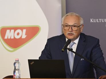 Budapest, 2025. június 23.Hernádi Zsolt, a MOL-csoport elnök-vezérigazgatója beszél a Mol-csoport és a Budapesti Mûszaki és Gazdaságtudományi Egyetem (BME) közötti fenntartói szerzõdés aláírásán 2025. június 23-án. A jövõben a Mol-csoport stratégiai befektetõként vesz részt a BME fenntartásában.MTI/Lakatos Péter