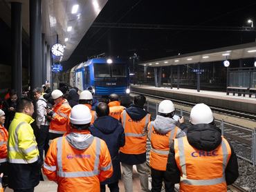 Budapest, 2026. február 27.Kelebiára közlekedõ teherszállító vonatszerelvény halad át Soroksár vasútállomáson 2026. február 27-én. Elindult hajnalban a forgalom a MÁV-csoport 150. számú vonalán, amely egyben az újjáépített Budapest-Belgrád vasútvonal magyarországi szakasza.MTI/Lakatos Péter