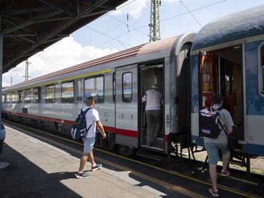 Budapest, 2026. június 22.Az osztrák állami vasúttársaság, az ÖBB személyszállító vasúti kocsija (b) a Békéscsabán át Lökösházára közlekedõ Békés InterCityn a budapesti Keleti pályaudvaron 2026. június 22-én. Forgalomba állt az osztrák állami vasúttársaság, az ÖBB tíz személyszállító vasúti kocsija a MÁV kisegítésére a nyári szezonban. MTI/Lakatos Péter