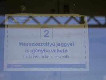 Budapest, 2026. június 22.Információs tábla az osztrák állami vasúttársaság, az ÖBB személyszállító vasúti kocsiján a Békéscsabán át Lökösházára közlekedõ Békés InterCityn a budapesti Keleti pályaudvaron 2026. június 22-én. Forgalomba állt az osztrák állami vasúttársaság, az ÖBB tíz személyszállító vasúti kocsija a MÁV kisegítésére a nyári szezonban. MTI/Lakatos Péter