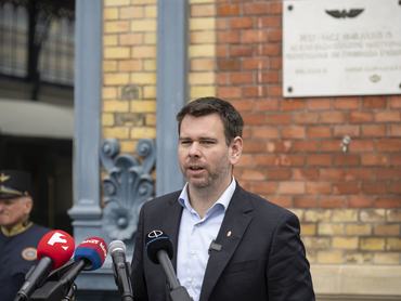 Budapest, 2026. július 15.Vitézy Dávid közlekedési és beruházási miniszter beszédet mond a magyar vasút fennállásának 180. évfordulója alkalmából rendezett koszorúzási ünnepségen a Nyugati pályaudvaron 2026. július 15-én. A pályaudvarról 180 évvel, 1846. július 15-én indult útjára az elsõ menetrend szerinti gõzvontatású vasúti szerelvény Pest és Vác között.MTI/Lakatos Péter