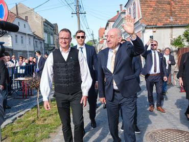 Gyergyószentmiklós, 2026. május 24.Sulyok Tamás köztársasági elnök (elöl, j) és Nagy Zoltán, Gyergyószentmiklós polgármestere (b) érkezik a magyarországi zarándokok részvételével tartott ünnepi szentmisére a gyergyószetmiklósi Szent Miklós-templom elõtti térre pünkösdvasárnap, 2026. május 24-én. A zarándokok a csíksomlyói búcsúi ünnepi szentmisén vettek részt az elõzõ nap.MTI/Veres Nándor
