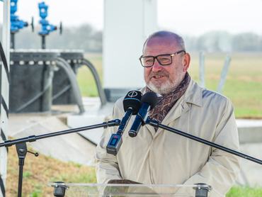Zákányszék, 2026. március 30.Lantos Csaba energiaügyi miniszter a Homokháti vízpótlás befejezõ ütemének kiépítésérõl tartott sajtótájékoztatón a Zákányszék határában lévõ Lódri Szivattyútelepen 2026. március 30-án.MTI/Oláh Tamás