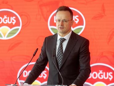 Orosháza, 2026. április 2.Szijjártó Péter külgazdasági és külügyminiszter beszédet mond a török Dogus Cay beruházásbejelentõ ünnepségén Orosházán 2026. április 2-án. A Dogus Cay t élelmiszeripari vállalat orosházi beruházás 42 milliárd forintos értéket képvisel, amelyet a kormány 8,3 milliárd forinttal támogat.MTI/Rosta Tibor