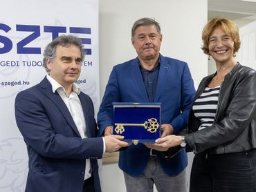 Szeged, 2026. április 14.Várbíró Szabolcs, az SZTE Szülészeti és Nõgyógyászati Klinika igazgatója, Rovó László, az SZTE rektora és Fendler Judit, az SZTE kancellárja (b-j) a Szegedi Tudományegyetem (SZTE) új nõgyógyászati ambulanciájának, valamint magzati diagnosztikai és várandósgondozó központjának átadásán 2026. április 14-én. A 150 millió forintos fejlesztést a felsõoktatási intézmény saját forrásból valósította meg.MTI/Rosta Tibor