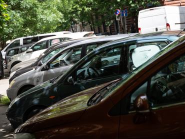 Autók parkolnak egy budapesti utcában