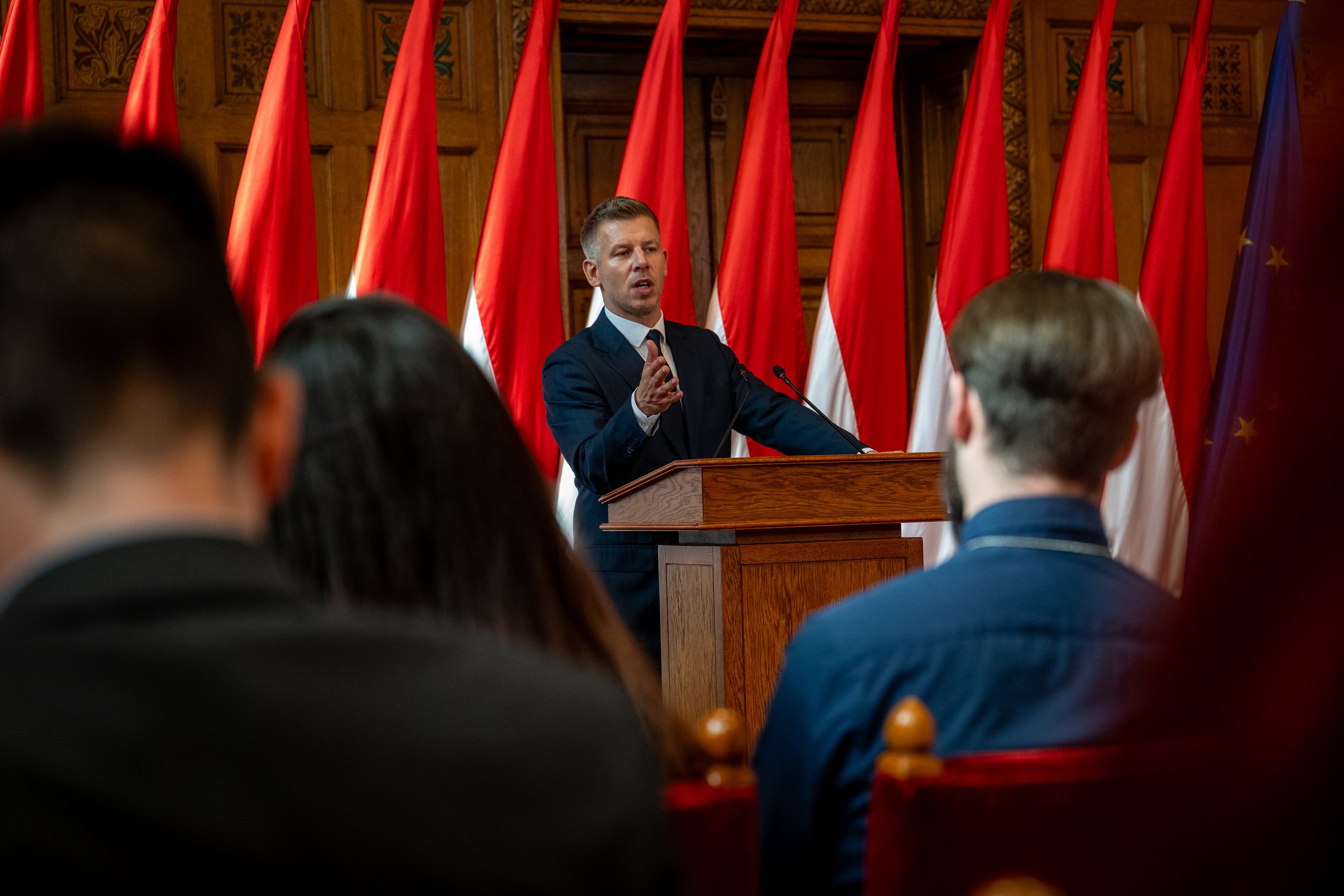 Ez nem Magyar Péter ötlete volt! Brüsszel kérte, a kormány pedig elrejtette a salátatörvényben