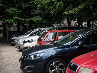 Autók parkolnak Budapest egy utcáján