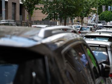 Autók parkolnak Budapest egy utcáján