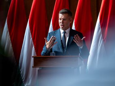 Magyar Péter sajtótájékoztatóján beszél
