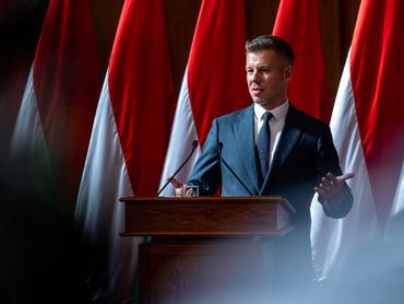 Magyar Péter sajtótájékoztatóján beszél