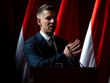 Magyar Péter sajtótájékoztatóján beszél