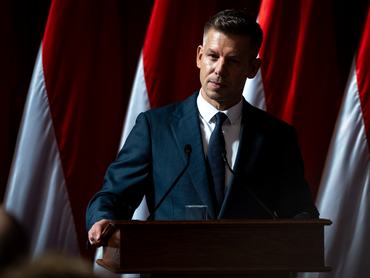 Magyar Péter sajtótájékoztatóján beszél