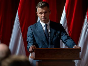 Magyar Péter sajtótájékoztatóján beszél