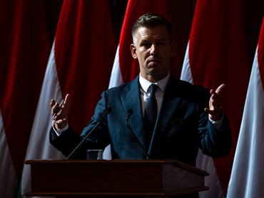Magyar Péter sajtótájékoztatóján beszél