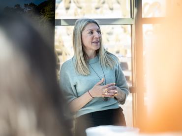 Ivana Herceg sajtótájékoztatón beszél egy napsütötte kávézóban