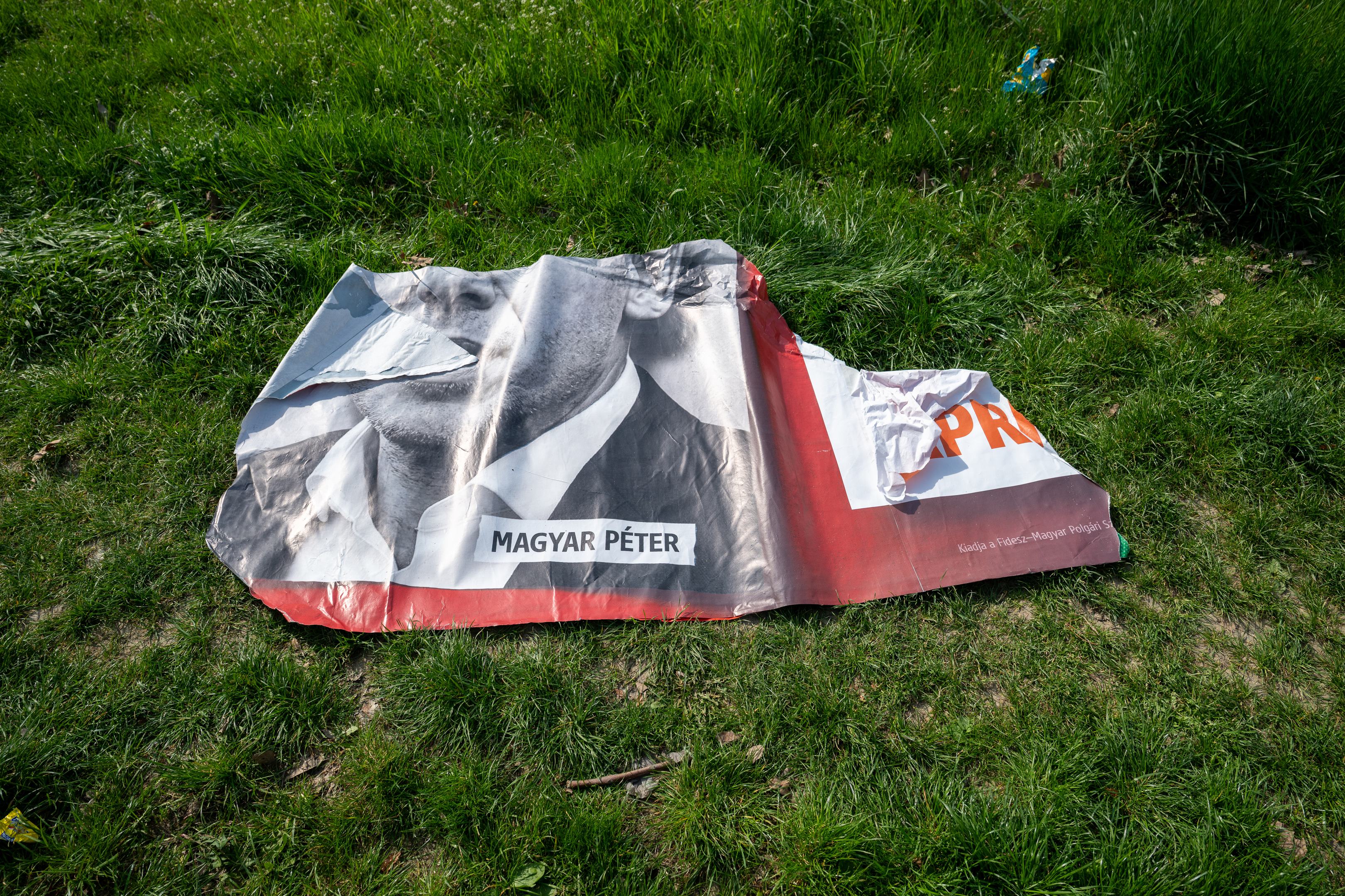 Pörög a biznisz, bár három hét múlva már kötelező lesz fizetni a választási plakátokért