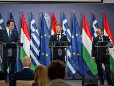 Magyar Péter, Kármán András és Kyriakos Pierrakakis közös sajtótájékoztatója 2026. június 26-án