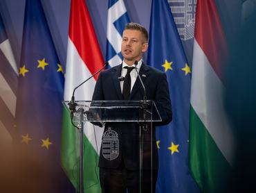 Magyar Péter, Kármán András és Kyriakos Pierrakakis közös sajtótájékoztatója 2026. június 26-án
