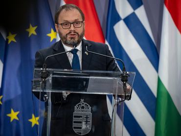 Magyar Péter, Kármán András és Kyriakos Pierrakakis közös sajtótájékoztatója 2026. június 26-án