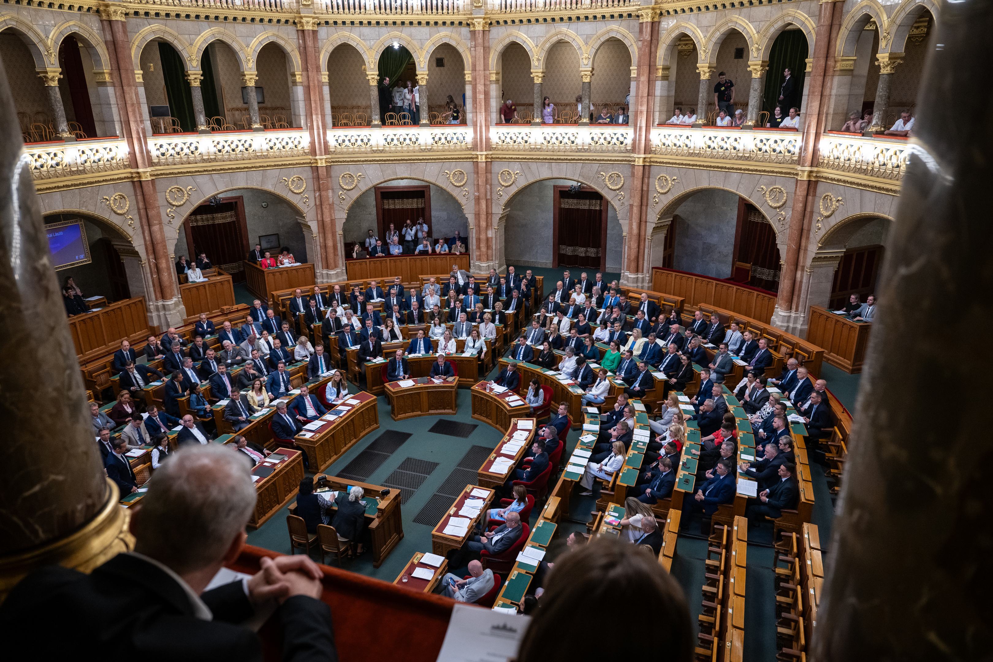 Megszavazták az Alaptörvény-módosítást, benne Sulyok Tamás és Polt Péter eltávolításával