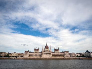 A parlament épülete a Batthyány térről nézve