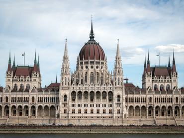 A parlament épülete a Batthyány térről nézve