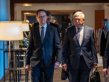 Varga Mihály és Csányi Sándor az OTP Bank közgyűlésén 2026. április 17-én