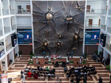 Hankó Balázs beszél az Otthon Start konferencián Gödöllőn