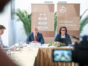 Ujvári Ákos és Ribai Csilla beszél a Fővárosi Ítélőtábla sajtótájékoztatóján