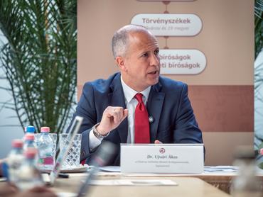 Ujvári Ákos beszél a Fővárosi ítélőtábla sajtótájékoztatóján