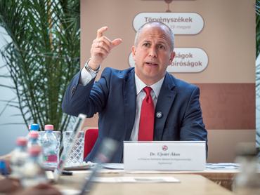 Ujvári Ákos beszél a Fővárosi ítélőtábla sajtótájékoztatóján