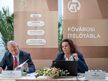 Ujvári Ákos és Ribai Csilla a Fővárosi Ítélőtábla sajtótájékoztatóján beszél