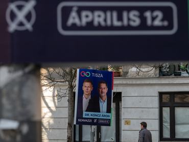 Magyar Péter és Koncz Áron látható a Tisza párt választási plakátján Budapesten egy zebránál