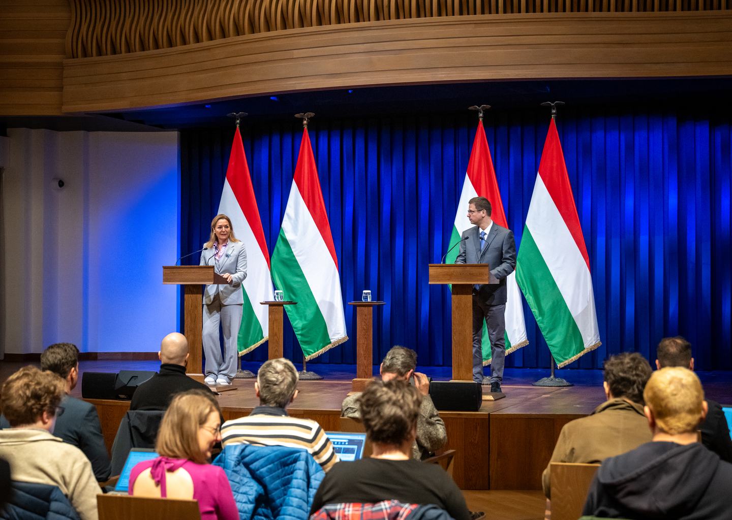 Gulyás Gergely, a Miniszterelnökséget vezető miniszter és Vitályos Eszter kormányszóvivő a Kormányinfó sajtótájékoztatón a Karmelita kolostorban 2026. március 26-án