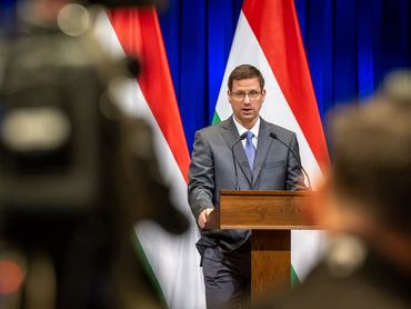 Gulyás Gergely beszél a kormányinfón a Karmelita kolostorban 2026. március 26-án
