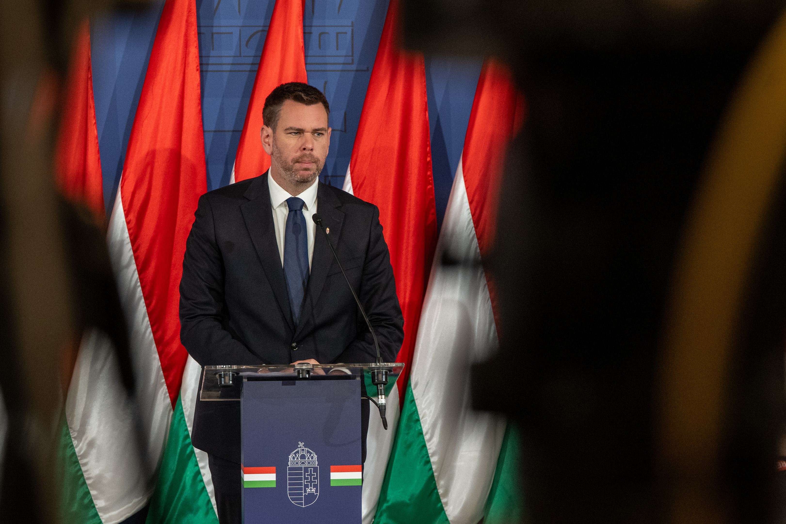 Érkeznek a kormányzati bejelentések: kivezetik a benzinárstopot és az autókat is a Városligetből