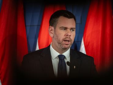 Vitézy Dávid, közlekedési és beruházási miniszter, a kormányszóvivői sajtótájékoztatón 2026. június 18-án