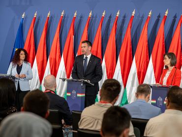 Vitézy Dávid, közlekedési és beruházási miniszter, a kormányszóvivői sajtótájékoztatón 2026. június 18-án