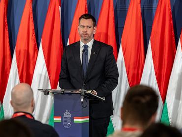 Vitézy Dávid, közlekedési és beruházási miniszter, a kormányszóvivői sajtótájékoztatón 2026. június 18-án
